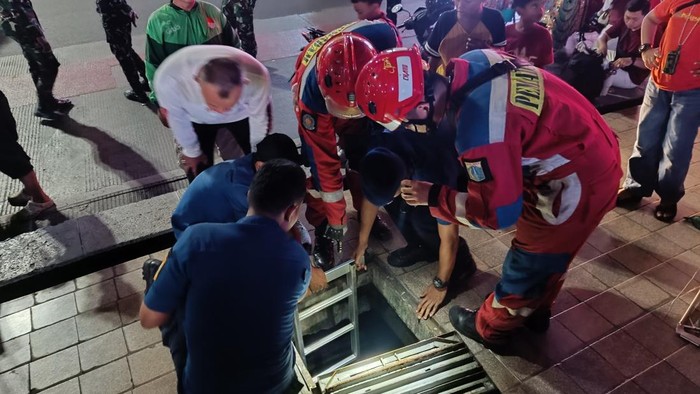 Damkar Selamatkan HP Warga