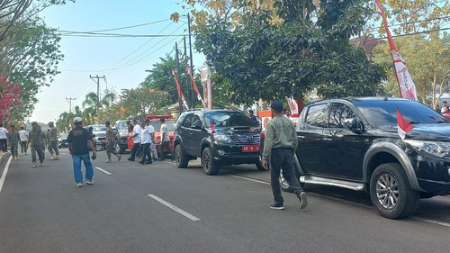 Deretan kendaraan dinas untuk distribusi bantuan logistik kepada korban gempa bumi di Manggarai Barat, NTT. (Dok. Pemkab Manggarai Barat)