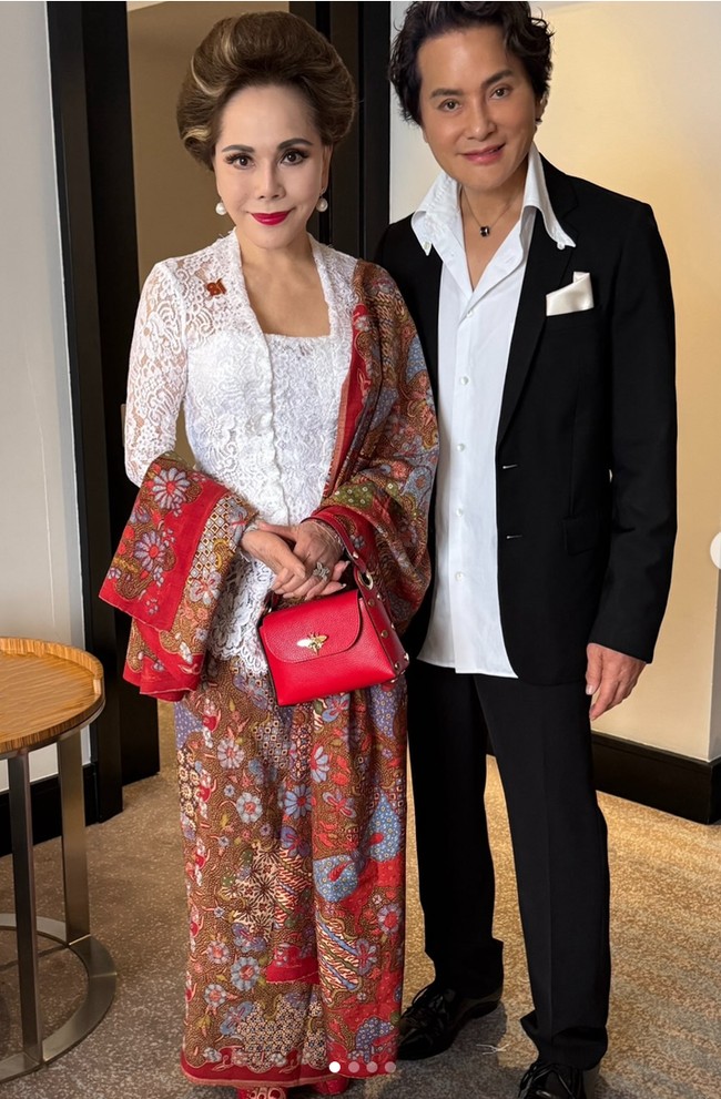 Istri ke-6 Presiden Soekarno, Dewi Soekarno tampil elegan dengan busana bernuansa merah putih, sesuai dress code yang ditetapkan pihak Istana Negara untuk menghadiri upacara HUT Kemerdekaan RI. Ia mengenakan kebaya lace putih dan selendang merah motif batik serta bros emas angka 81, sesuai usia kemerdekaan Indonesia. Foto: Dok. Instagram Peter Saerang