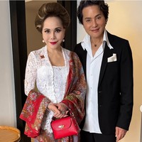 Istri ke-6 Presiden Soekarno, Dewi Soekarno tampil elegan dengan busana bernuansa merah putih, sesuai dress code yang ditetapkan pihak Istana Negara untuk menghadiri upacara HUT Kemerdekaan RI. Ia mengenakan kebaya lace putih dan selendang merah motif batik serta bros emas angka 81, sesuai usia kemerdekaan Indonesia. Foto: Dok. Instagram Peter Saerang