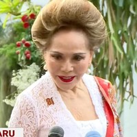 Gaya Dewi Soekarno di Usia 86, Pakai Lipstik Merah Ikut Upacara HUT RI