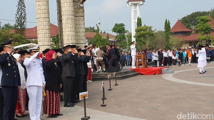 Di dekat Bupati Indramayu Lucky Hakim, tampak sejumlah petugas sedang mengamankan orang dalam gangguan jiwa yang merangsek ke depan dari  barisan peserta upacara.