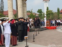 ODGJ Nyelonong Saat Upacara HUT RI di Indramayu, Nyaris Peluk Lucky Hakim