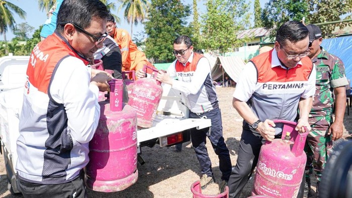 Dirut Pertamina Salurkan Bantuan & Pimpin Upacara HUT Ke-81 RI di Flores