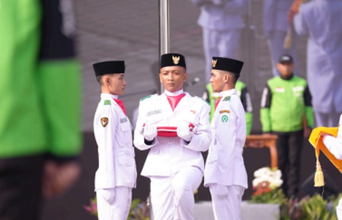 Driver Gojek Kibarkan Merah Putih, Pertama & Satu-Satunya di Indonesia