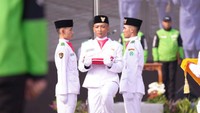 Driver Gojek Kibarkan Merah Putih, Pertama & Satu-Satunya di Indonesia