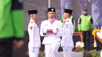 Driver Gojek Kibarkan Merah Putih, Pertama & Satu-Satunya di Indonesia