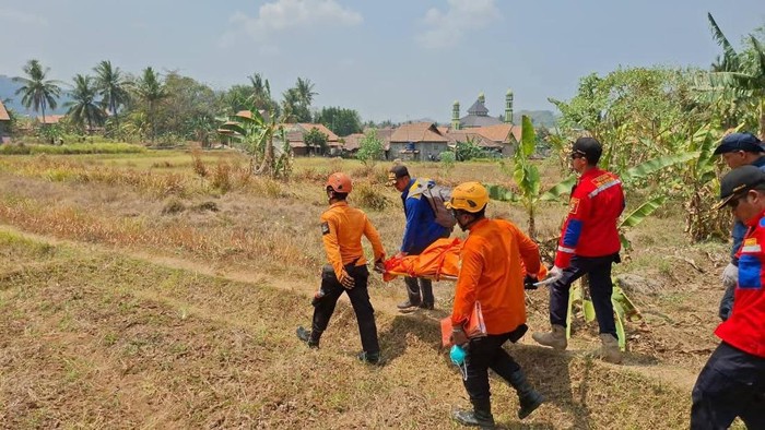Evakuasi mayat pria di Cilegon (dok. BPBD Cilegon)