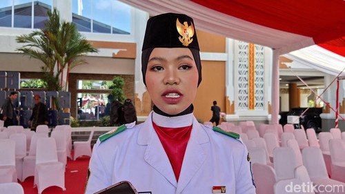 Fitri Fadila Putri Andini pembawa baki pada Upacara Peringatan HUT ke-81 RI di Kantor Gubernur NTB, Senin (17/8/2026).