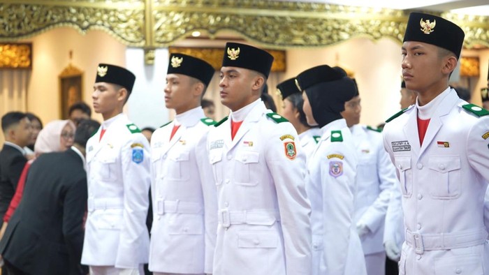 Formasi lengkap Tim Adil Makmur, petugas penurunan bendera di Upacara HUT ke-81 RI.