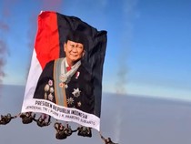 Video: Momen Penerjun HUT RI Kibarkan Foto Prabowo di Langit Jakarta