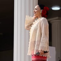 Angel Pieters tampil anggun saat menyanyikan Zamrud Khatulistiwa di Upacara HUT ke-81 RI di Istana Negara. Angel mengenakan outer rancangan Biyan dan kain bermotif etnik dominasi merah. Penampilannya semakin mencuri perhatian dengan detail aksesori mawar merah yang disematkan pada sanggulnya. Foto: Dok. Instagram hummingbirdroad, hagaipakan, cita rahayu, marcel siahaans, angel pieters