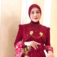Aurel Hermansyah menghadiri upacara HUT ke-81 RI di Istana Merdeka, Senin (17/8/2026) dengan mengenakan kebaya rancangan Asky Febrianty bernuansa merah. Kebaya berpayet tersebut dipadukan dengan kain batik merah bermotif klasik, lengkap dengan detail bros emas dan aksesori selendang merah-putih. Foto: Dok. Instagram hummingbirdroad, hagaipakan, cita rahayu, marcel siahaans, angel pieters