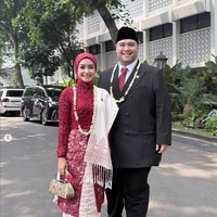 Penyanyi Cita Rahayu atau pernah populer dengan nama Cita Citata mendampingi suaminya Mahardika Soekarno menghadiri Upacara HUT ke-81 RI di Istana Negara. Cita tampil anggun memadukan kebaya brokat merah marun dengan gaya hijab segi empat berwarna senada yang diikat rapi ke belakang. Dia melengkapi penampilannya dengan selendang putih bernuansa etnik. Foto: Dok. Instagram hummingbirdroad, hagaipakan, cita rahayu, marcel siahaans, angel pieters
