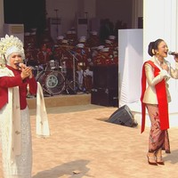 Krisdayanti dan Melly Goeslaw duet menyanyikan lagu Indonesia Jaya saat Upacara HUT ke-81 RI di Istana Negara. KD tampil memesona dengan busana rancangan Sebastian Gunawan. Sementara itu, Melly Goeslaw tampil tak kalah mencuri perhatian dalam busana karya Wilsen Willim, menonjolkan sentuhan merah dan putih yang dipadukan dengan kain bernuansa tradisional.  Foto: Dok. Instagram hummingbirdroad, hagaipakan, cita rahayu, marcel siahaans, angel pieters