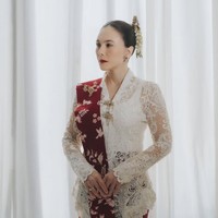 Wulan Guritno tampil memesona saat menghadiri Upacara HUT ke-81 RI di Istana Negara dalam balutan kebaya brokat warna putih rancangan Didi Budiardjo. Ia memadukannya dengan kain dari Batik Keris bermotif floral bernuansa merah marun, serta sanggul klasik dengan hiasan bunga yang menyempurnakan penampilannya. Foto: Dok. Instagram hummingbirdroad, hagaipakan, cita rahayu, marcel siahaans, angel pieters