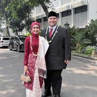 Tampilan full body memperlihatkan padu padan antara atasan kebaya brokat merah marun dan bawahan kain songket atau tenun bernuansa putih-krem. Lengkap dengan tas genggam etnik serta alas kaki yang simpel, penampilannya bersama Didik Mahardika terlihat serasi dan bernuansa formal. Foto: Dok. Instagram @cita_rahayu.