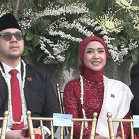Saat duduk di podium acara, Cita Rahayu tampil memadukan kebaya brokat merah marun berdetail manik-manik dengan gaya hijab segi empat berwarna senada yang diikat rapi ke belakang. Sentuhan selendang putih bernuansa etnik yang disampirkan di bahu memberikan kontras yang pas sekaligus mempertegas nuansa kebangsaan. Foto: Dok. Instagram @cita_rahayu.