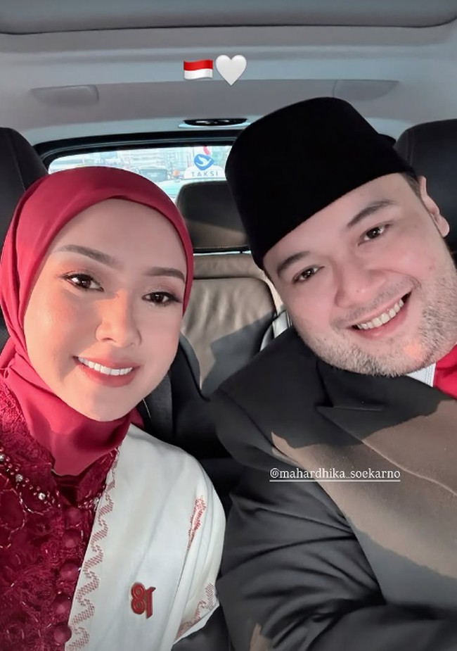 Pelantun lagu Niscaya Nirkala ini tampil dengan riasan makeup flawless karya @boboantaramakeupartist, yang memfokuskan pada riasan mata lembut dan alis rapi. Sentuhan perona pipi hangat serta lipstik bernuansa nude-pink segar semakin memberikan kesan natural. Foto: Dok. Instagram @cita_rahayu.
