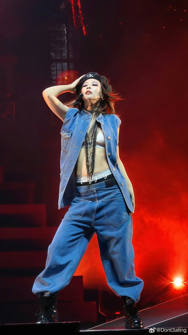 Jennie BLACKPINK sukses memukau BLINK dengan aksi panggungnya sebagai headliner Summer Sonic 2026 di Tokyo. Kostum panggungnya yang serba Calvin Klein pun tak luput dari sorotan netizen. Foto: Instagram