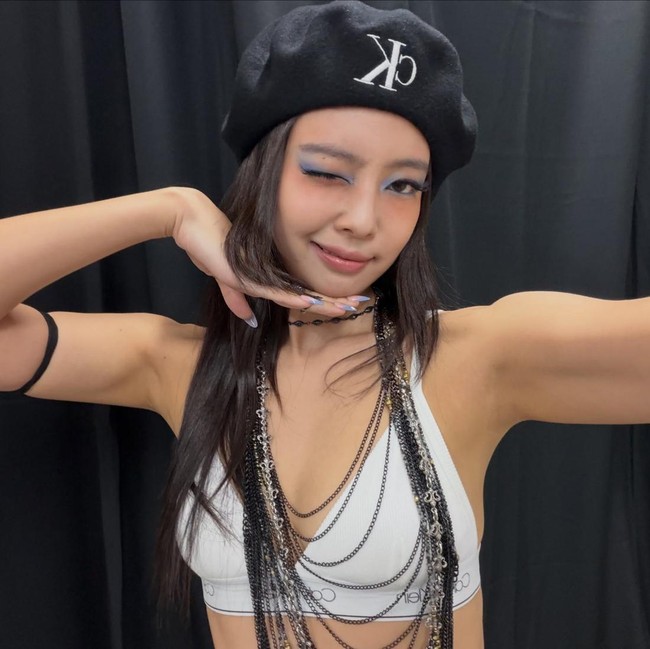 Gaya Jennie BLACKPINK Tampil di Jepang, Pakai Koleksi Vintage Calvin Klein