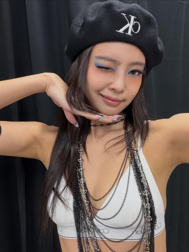 Gaya Jennie BLACKPINK Tampil di Jepang, Pakai Koleksi Vintage Calvin Klein