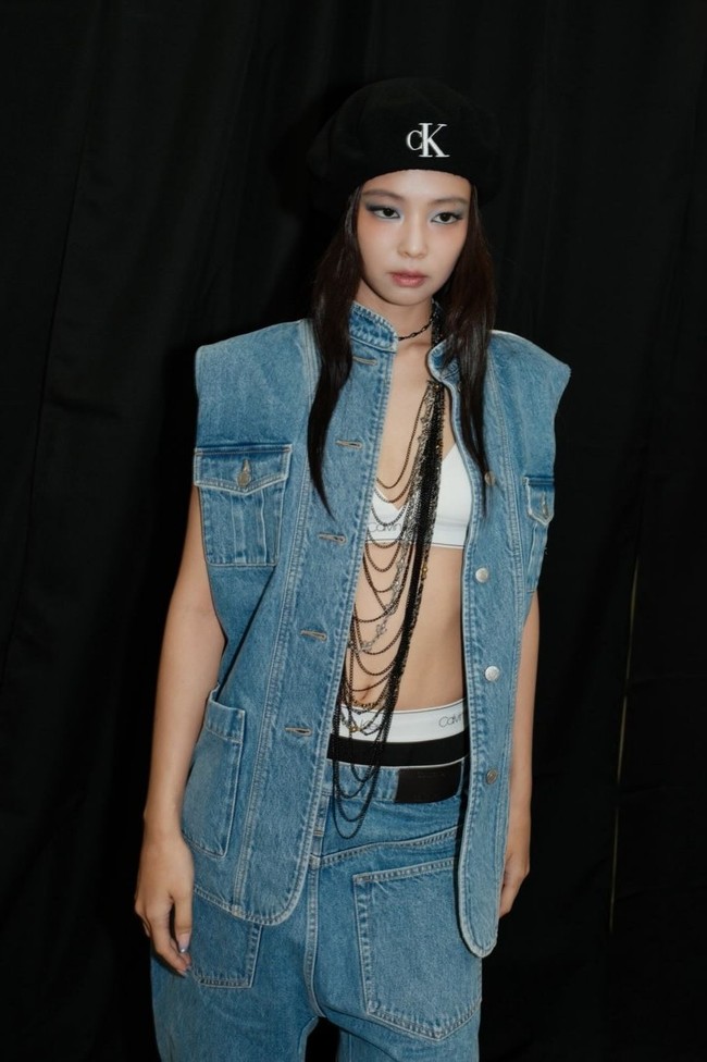 Personel BLACKPINK itu terungkap memakai koleksi vintage Calvin Klein yang diperagakan supermodel Kate Moss di runway pada 1993. Dengan style denim on denim, menampilkan oversized vest, low-rise baggy jeans, dan baret hitam klasik. Foto: Instagram