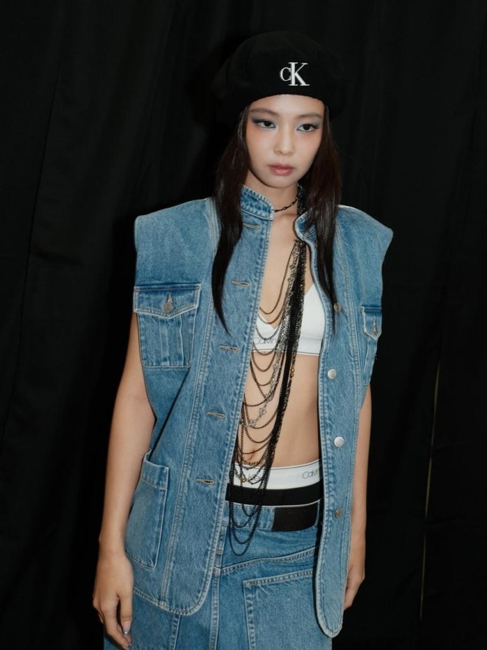 Gaya Jennie BLACKPINK pakai koleksi vintage 90s Calvin Klein di Summer Sonic 2026.