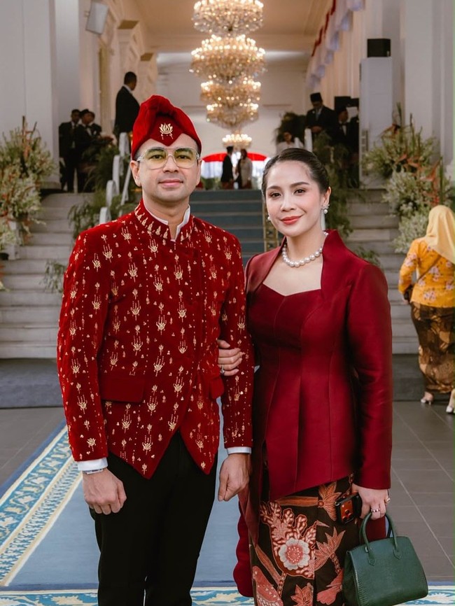 Saat diwawancara media, Raffi mengungkapkan busana yang dikenakannya merupakan pakaian adat Kediri modern. Nagita menambahkan busana yang dipakai Raffi merupakan karya desainer Mel Ahyar. Foto: Dok. Instagram, 20detik, YouTube Setpres. Setwapres