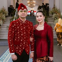 Saat diwawancara media, Raffi mengungkapkan busana yang dikenakannya merupakan pakaian adat Kediri modern. Nagita menambahkan busana yang dipakai Raffi merupakan karya desainer Mel Ahyar. Foto: Dok. Instagram, 20detik, YouTube Setpres. Setwapres