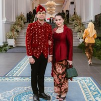 Busana adat nusantara juga jadi pilihan Raffi Ahmad yang menjabat Utusan Khusus Presiden Indonesia Bidang Pembinaan Generasi Muda dan Pekerja Seni. Raffi tampil serasi serba merah dengan istrinya Nagita Slavina saat menghadiri Upacara Peringatan Hari Ulang Tahun (HUT) ke-81 Republik Indonesia di Istana Negara, Senin (17/8/2026). Foto: Dok. Instagram, 20detik, YouTube Setpres. Setwapres
