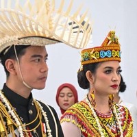 Gibran juga melengkapi penampilannya dengan Tii Langga, topi khas berbahan daun lontar kering yang melambangkan keperkasaan dan jiwa kepemimpinan seorang pria.  Foto: Dok. Instagram, 20detik, YouTube Setpres. Setwapres