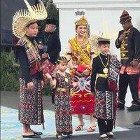 Sedangkan istri Gibran, Selvi Ananda memakai pakaian adat Dayak.Selvi juga melengkapi penampilannya dengan topi yang dihiasi bulu burung Enggang. Bulu tersebut mengandung simbol kesucian burung Enggang atau keelokan burung Ruai yang merefleksikan kecantikan serta kedaulatan perempuan  Foto: Dok. Instagram, 20detik, YouTube Setpres. Setwapres