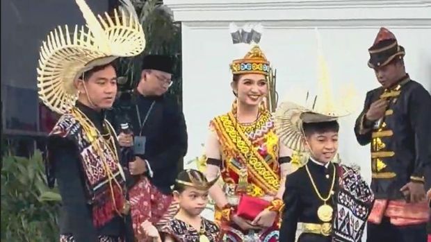 Gaya Selvi Ananda dan Nagita Slavina saat Upacara HUT ke-81 RI