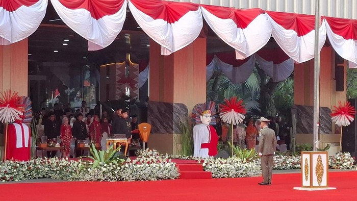 Gubernur DKI Jakarta Pramono Anung upacara peringatan HUT ke-81 RI di Balai Kota Jakarta