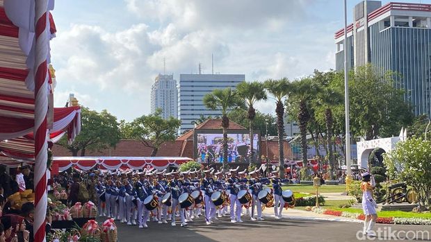 Gubernur Khofifah pimpin Upacara HUT Kemerdekaan RI di Gedung Negara Grahadi Surabaya Gubernur Khofifah pimpin Upacara HUT Kemerdekaan RI di Gedung Negara Grahadi Surabaya