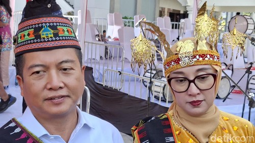 Gubernur NTB Lalu Muhamad Iqbal bersama Istrinya Sinta Agathia kompak mengenakan baju adat Manggarai, NTT, saat perayaan HUT RI di Mataram, Senin (17/8/2026).