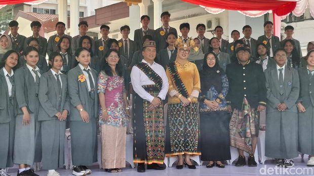 Gubernur NTB Lalu Muhamad Iqbal bersama Istrinya Sinta Agathia kompak mengenakan baju adat Manggarai, NTT, saat perayaan HUT RI di Mataram, Senin (17/8/2026). Gubernur NTB Lalu Muhamad Iqbal bersama Istrinya Sinta Agathia kompak mengenakan baju adat Manggarai, NTT, saat perayaan HUT RI di Mataram, Senin (17/8/2026).