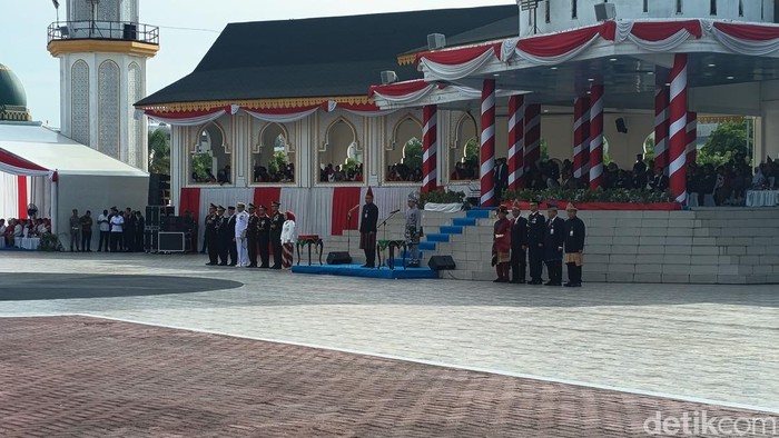 Gubsu Bobby pimpin upacara HUT KE 81 RI di Lapangan Astaka Deli Serdang (Kartika/detikcom)