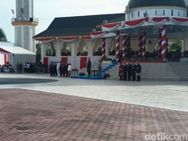 Ikut Panas-panasan, Bobby Pimpin Upacara HUT Ke-81 RI di Luar Pendopo Astaka