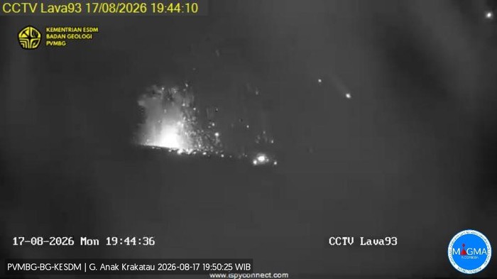 Gunung Anak Krakatau erupsi pada Senin, (17/8/2026) malam