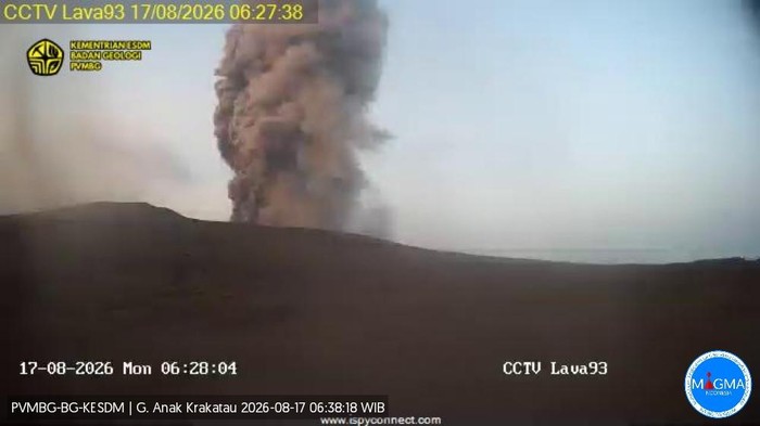 Gunung Anak Krakatau kembali erupsi Senin (17/8/2026) pagi.