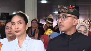 Happy Salma ikut menjadi bagian dari deretan selebritas yang hadir di Istana Merdeka. Foto: YouTube Sekretariat Presiden