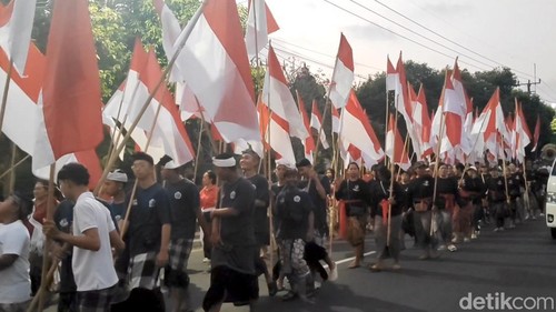 Lautan api obor dan kibaran Merah Putih membelah malam. Momen hangat warga Desa Mengwi, Badung, Bali peringati Kemerdekaan RI ke-81, Senin (17/8/2026).