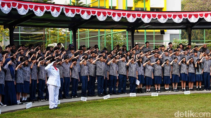 Sejumlah peserta mengikuti upacara dalam rangka memperingati HUT ke-81 Republik Indonesia di sekolah Global Sevilla, Jakarta, Senin (17/8/2026).