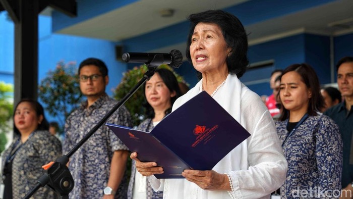 Sejumlah peserta mengikuti upacara dalam rangka memperingati HUT ke-81 Republik Indonesia di sekolah Global Sevilla, Jakarta, Senin (17/8/2026).