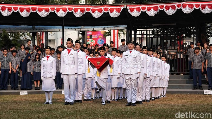 Sejumlah peserta mengikuti upacara dalam rangka memperingati HUT ke-81 Republik Indonesia di sekolah Global Sevilla, Jakarta, Senin (17/8/2026).