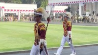 Cowok kelahiran 12 Januari 2007 itu memimpin Drum Corps Pelopor Cenderawasih sebagai stickmaster utama pada HUT ke-80 RI. Sandy Arifin mengabadikan momen sang putra saat bertugas. Foto: Instagram @sandyarifinsh