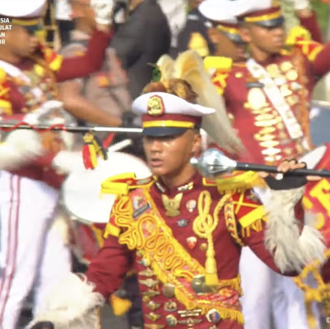 Isra Mashel Pimpin Drum Corps Pelopor Cenderawasih di Kirab Bendera Merah Putih