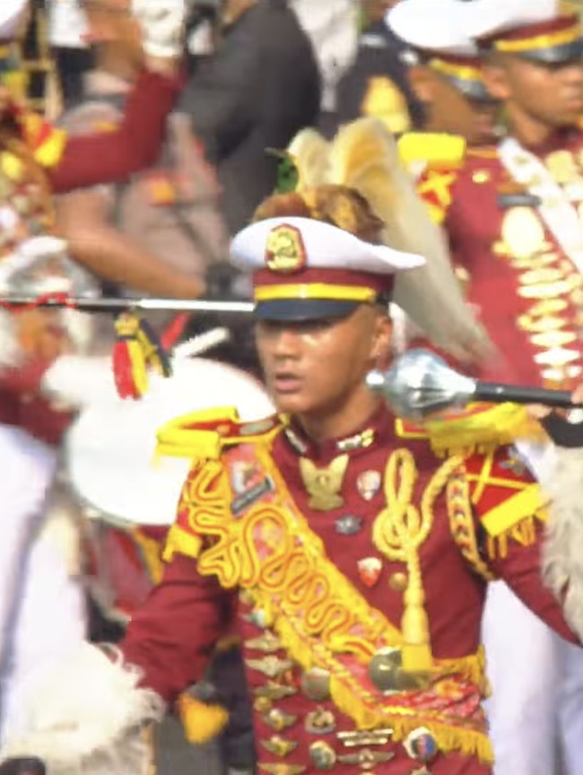 Isra Mashel Pimpin Drum Corps Pelopor Cenderawasih di Kirab Bendera Merah Putih
